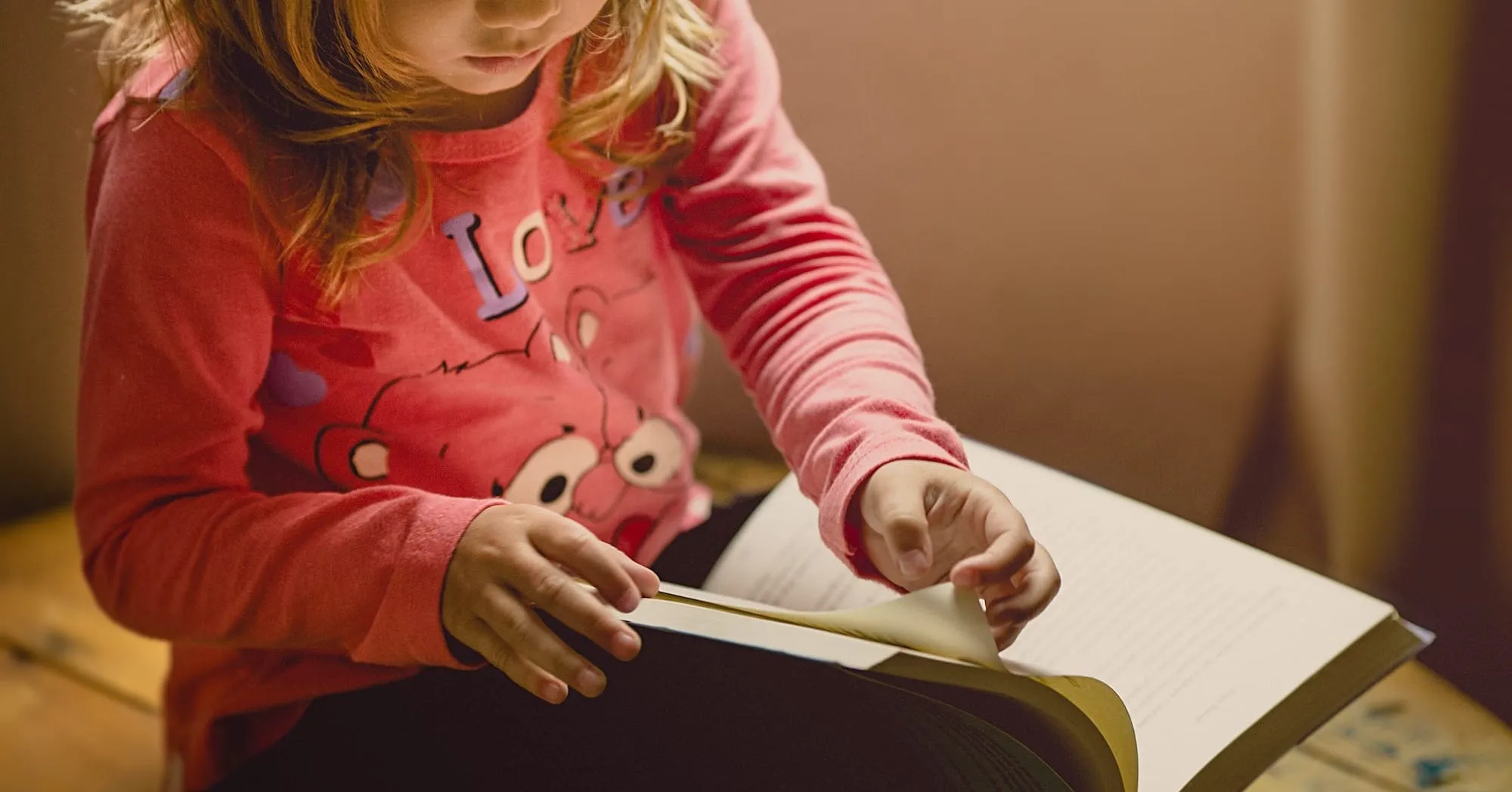 Parent teaching a child money lessons, on how to raise a genius who is money-wise